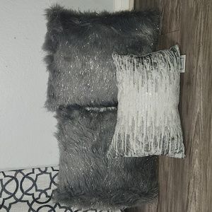 Throw pillows (3 pack)